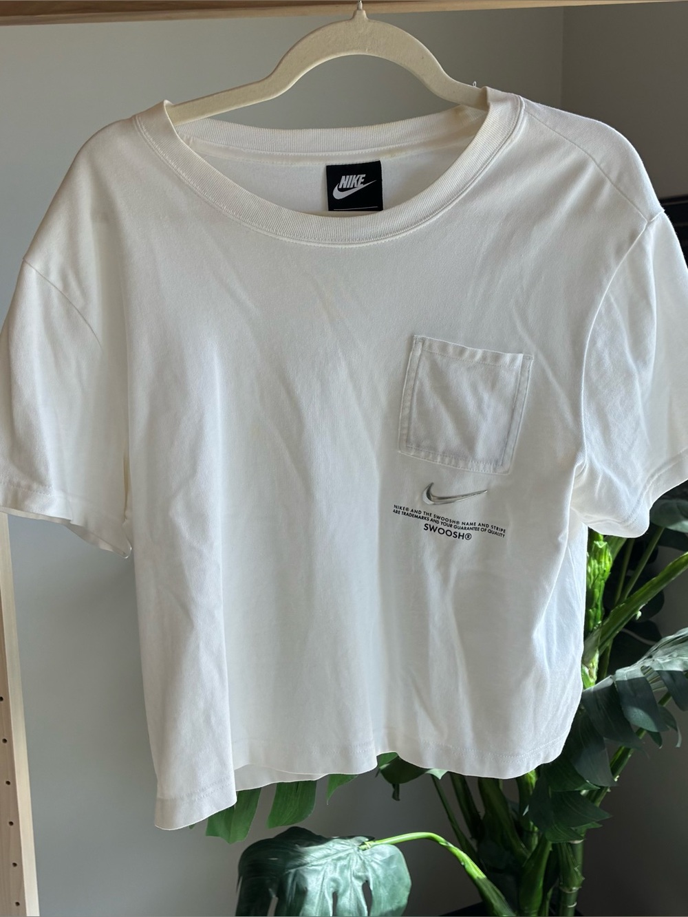 Nike Pocket T Shirt Women's M White Cropped Boxy Cotton Metallic Swoosh Logo Tee